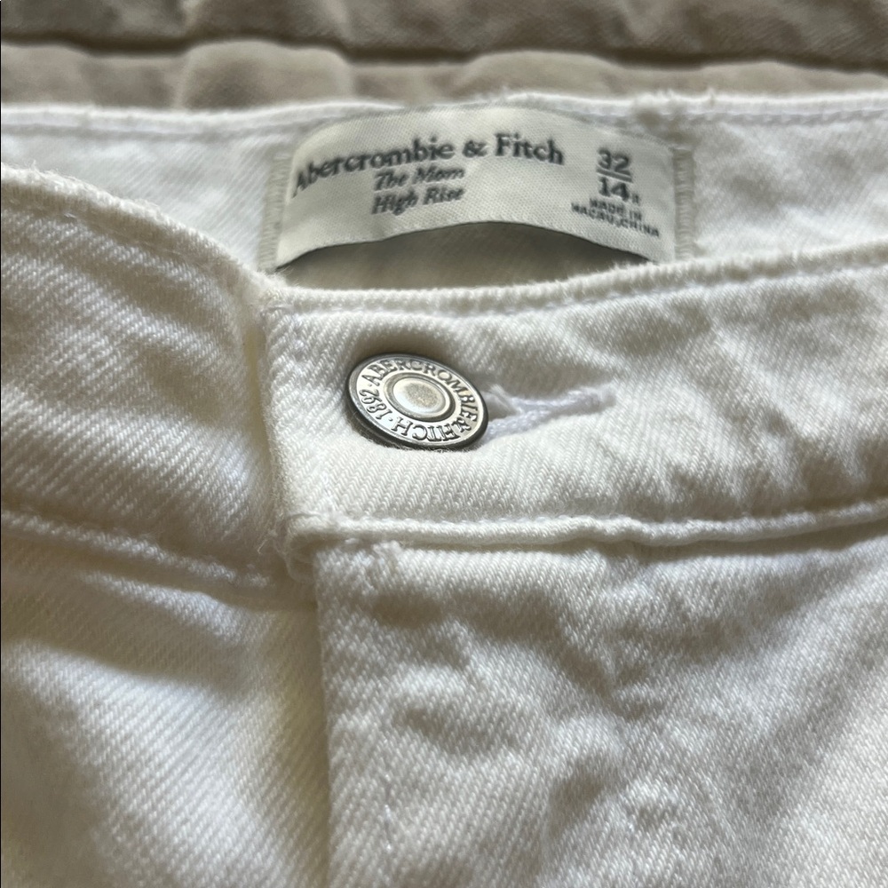 Abercrombie & Fitch White The Mom High Rise Jeans. 32/14R